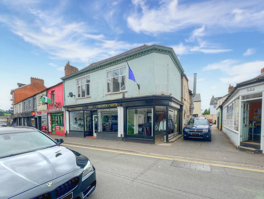 Lot: 60 - FREEHOLD MIXED USE INVESTMENT IN TOWN CENTRE - Front of the whole building